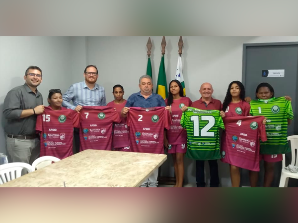 Prefeitura de Santana do Acaraú realiza entrega de uniformes para o time Palmeirinhas das Vassouras