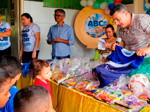 Secretaria Municipal de Educação realiza entrega de material esportivo em escolas do município de Santana do Acaraú